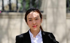 公车上玩弄白嫩少妇